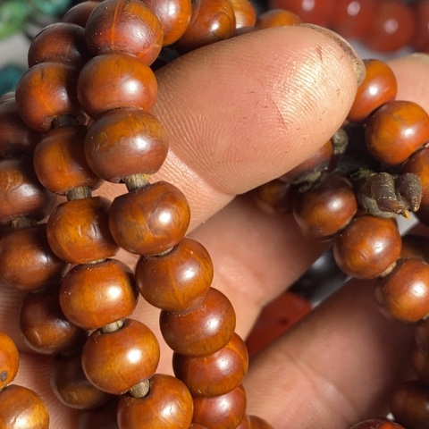 颈饰玻璃萨*娜东西。    