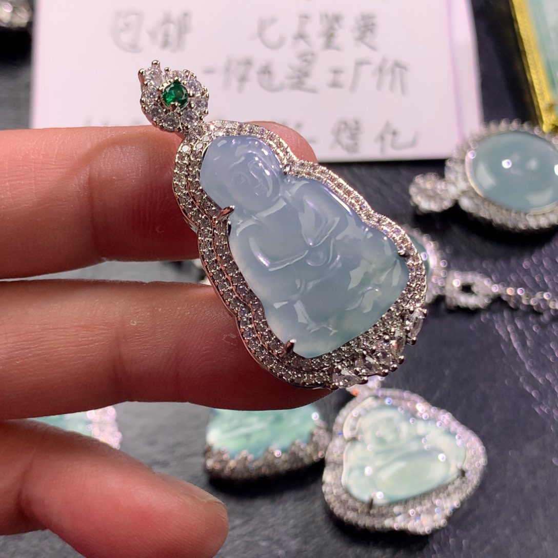 翡翠未镶嵌颈饰观音