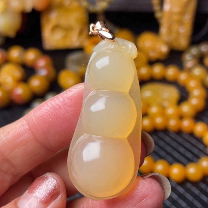未镶嵌石英质玉（黄龙玉）颈饰