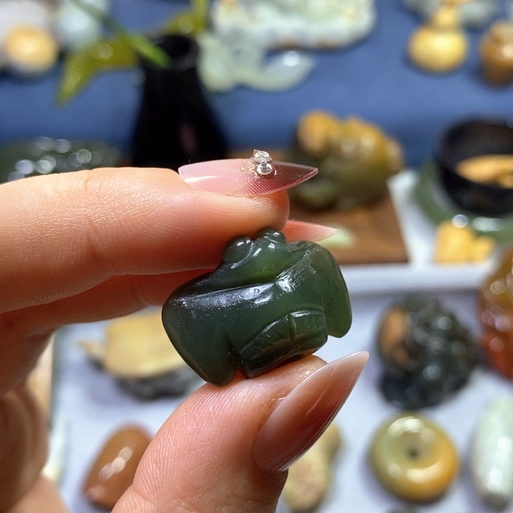 海***悦透闪石质玉未镶嵌挂件