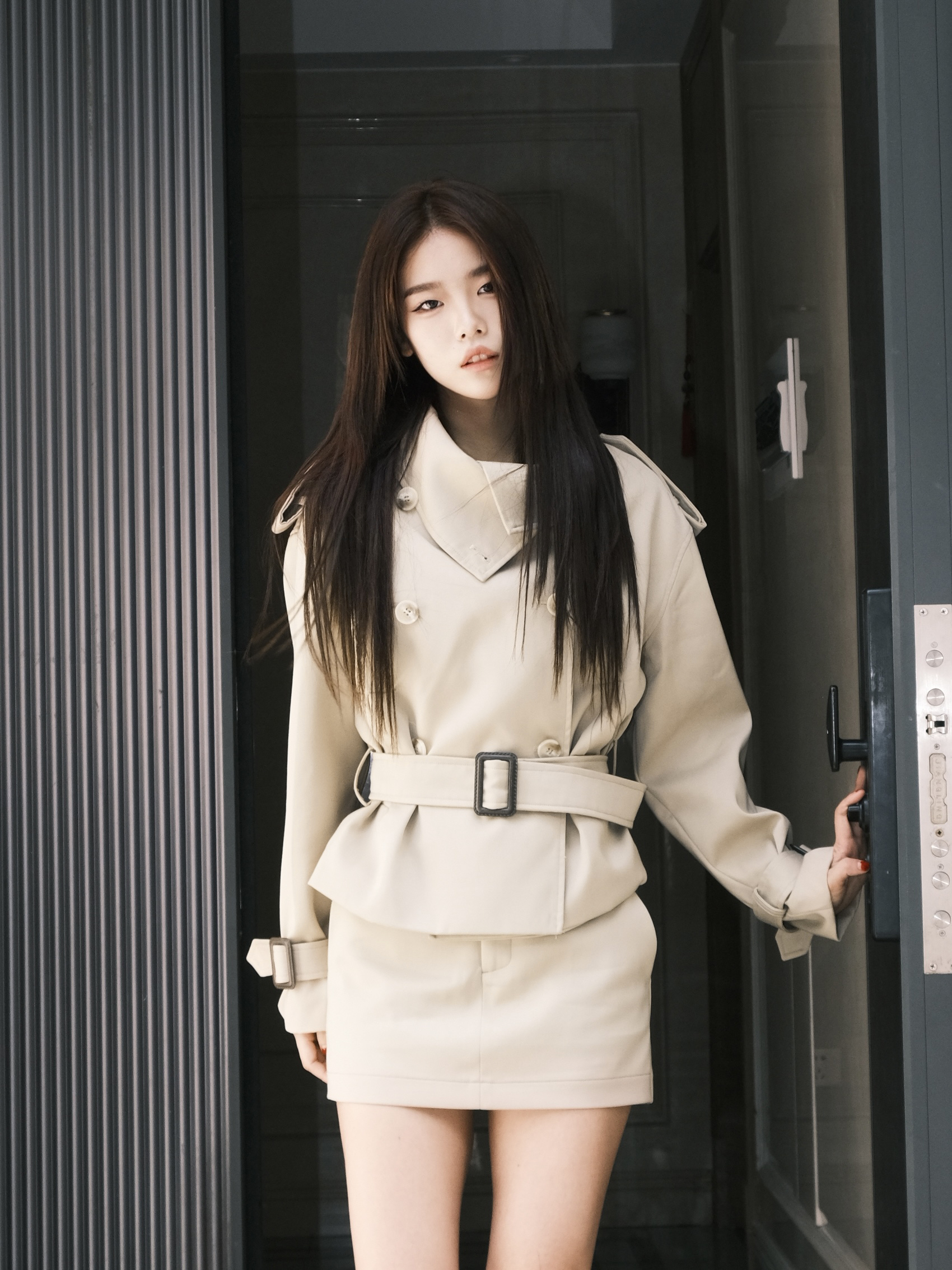 尹千金J【电影感女主】简约经典翻领女早秋收腰宽松廓风衣F257387