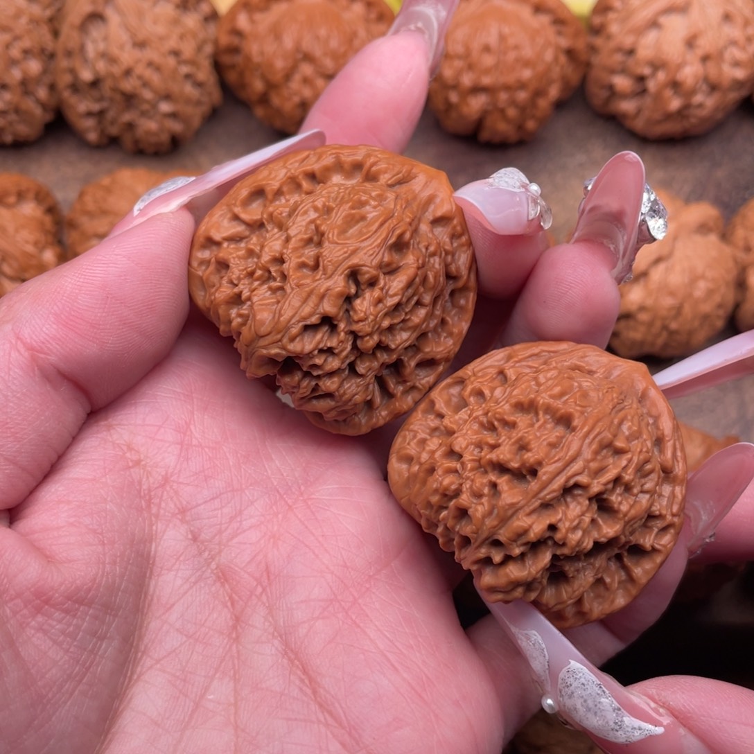 文玩核桃把件红皮三角南疆38.5