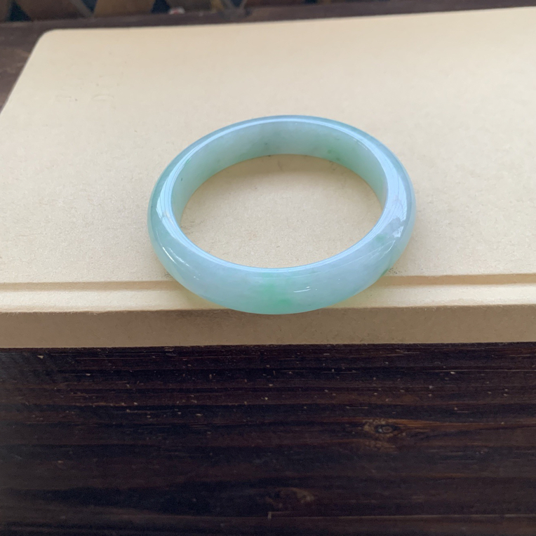 冰透清爽甜绿手镯，特价1980圈口56.5-12.4-8.2，