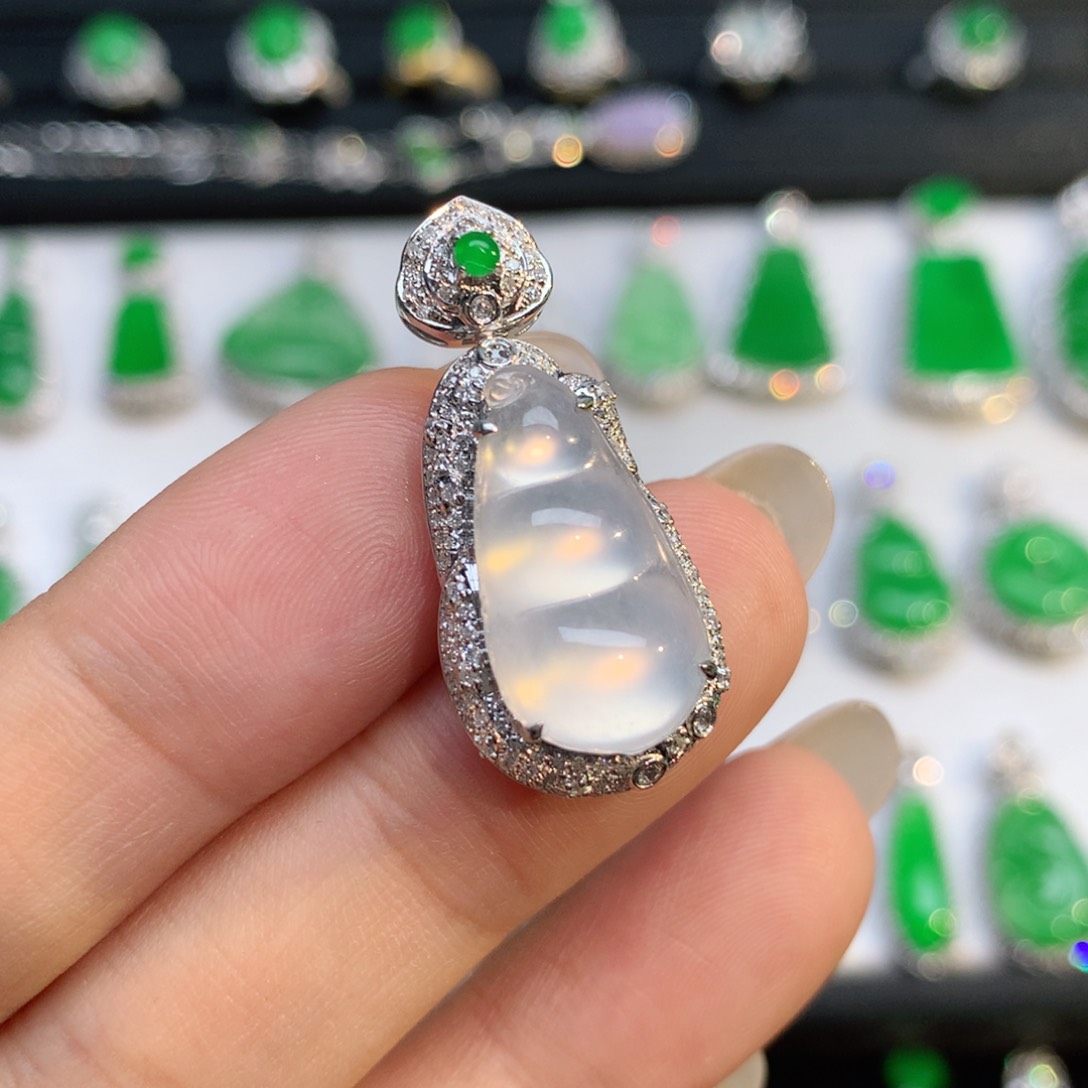 翡翠18K金镶嵌颈饰吊坠