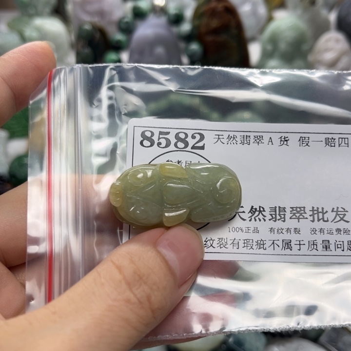翡翠未镶嵌颈饰8582