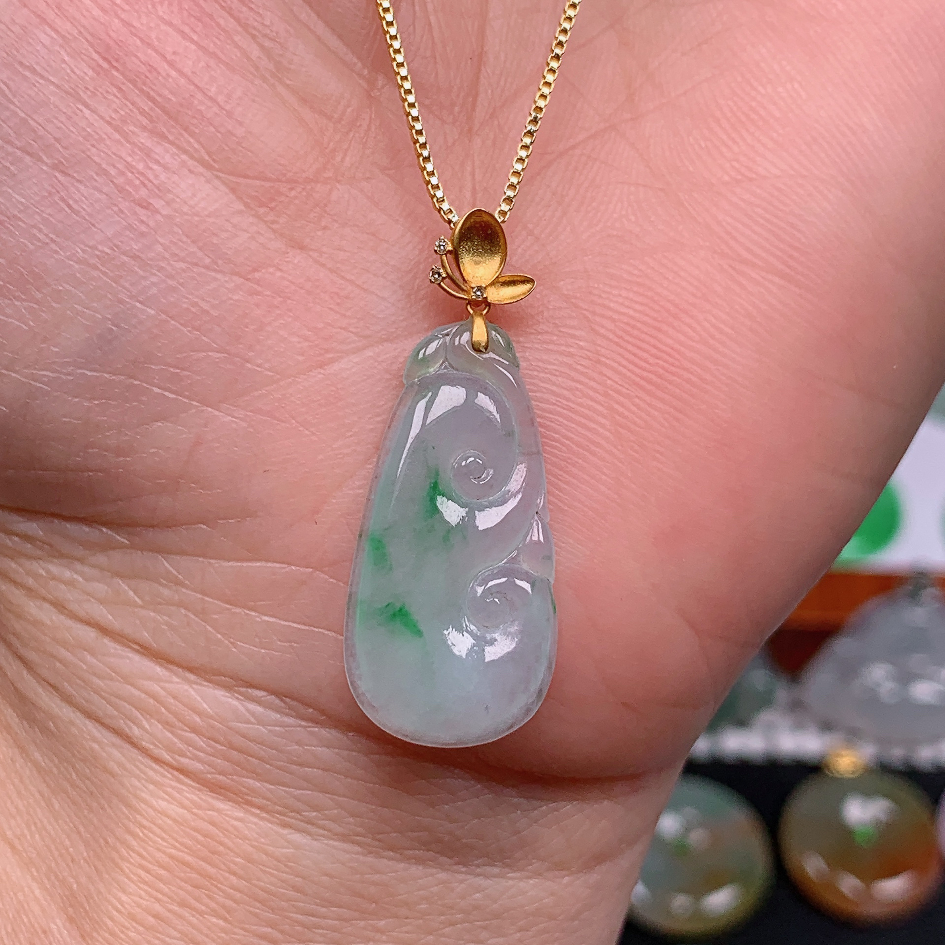 缅甸天然翡翠A货 冰润飘绿如意11/220（尺寸26x13x3.3)