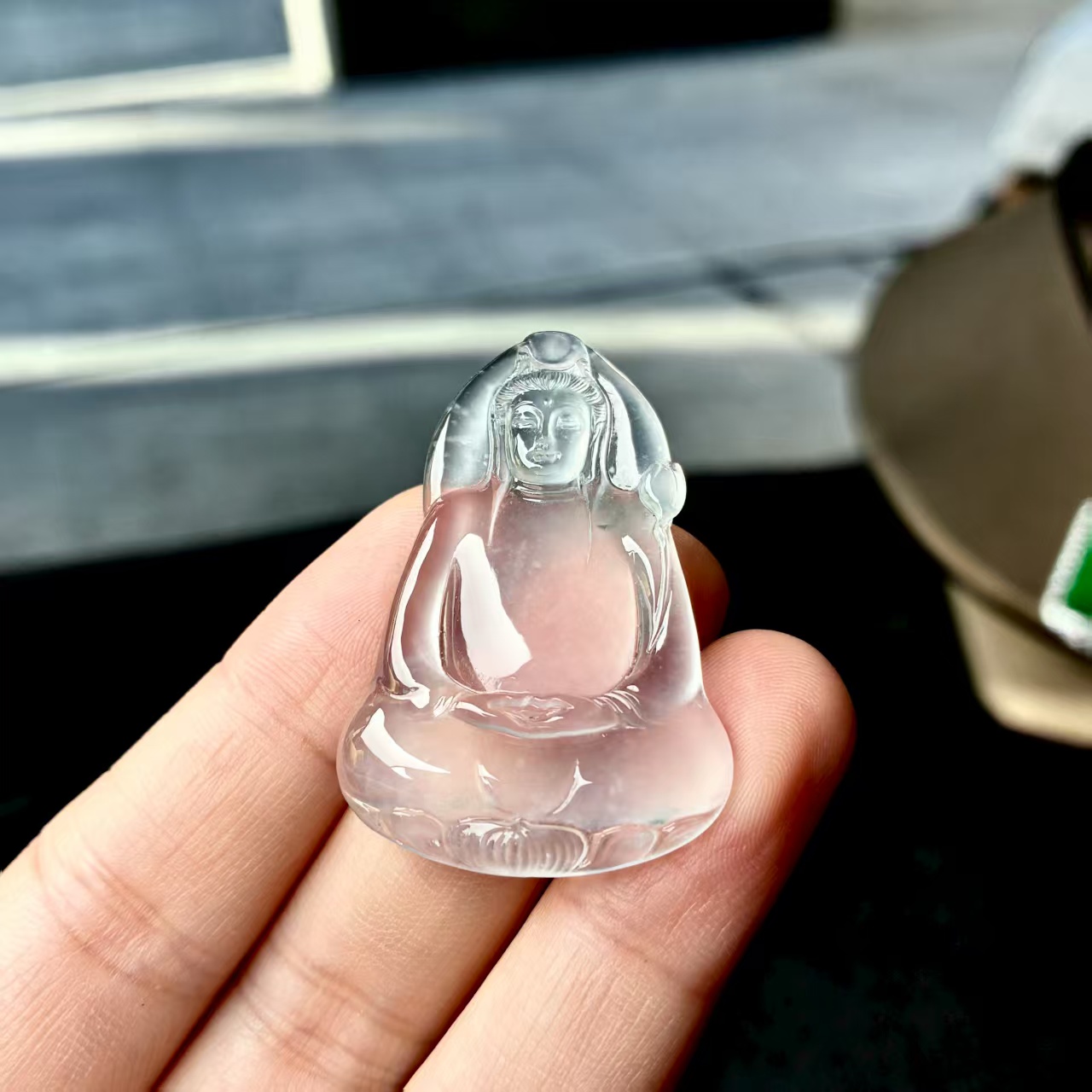 天然a货缅甸翡翠自然光尺寸40.2/26.6/3.6， 玻璃种素衣观音吊坠