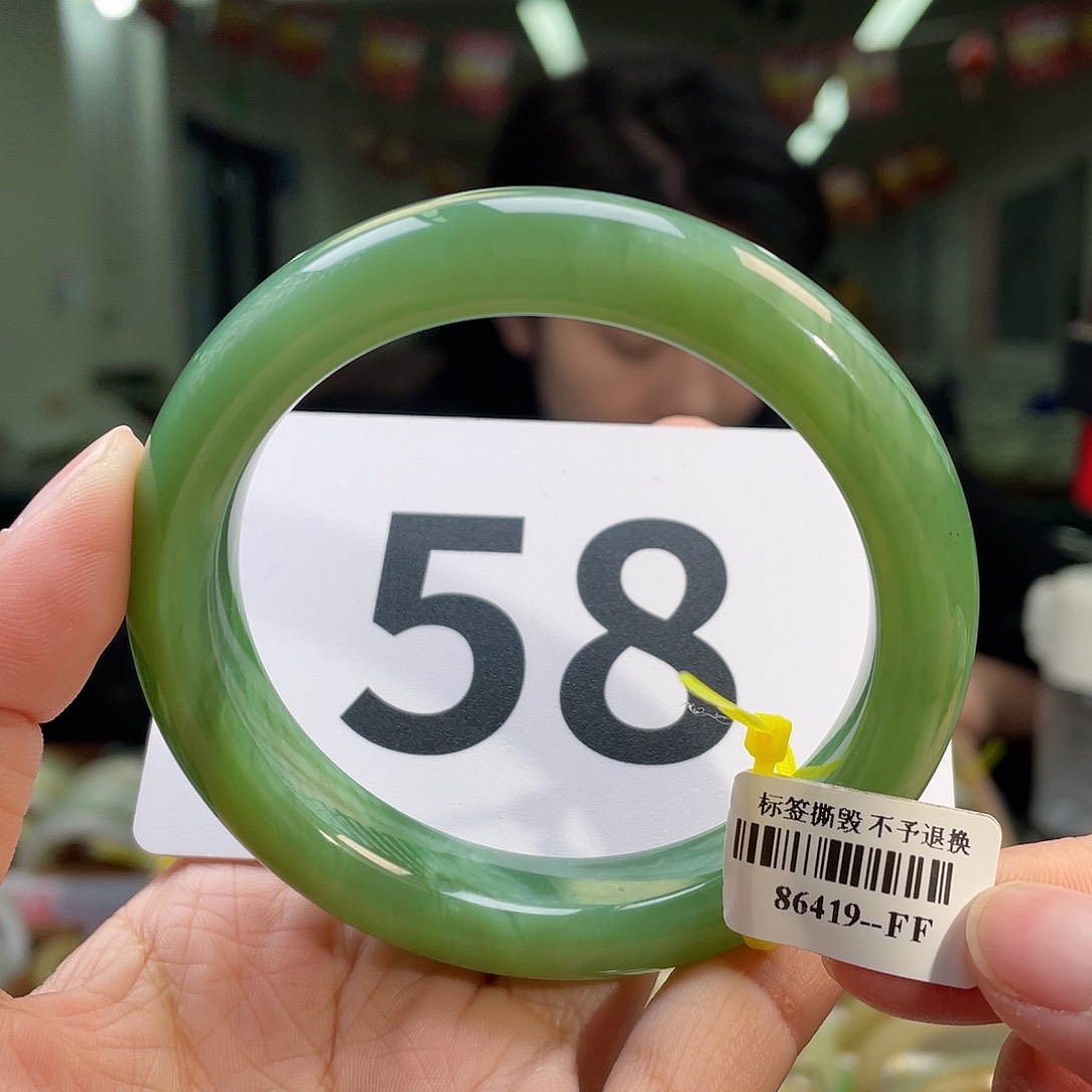 和田玉手镯未镶嵌有猫眼纹