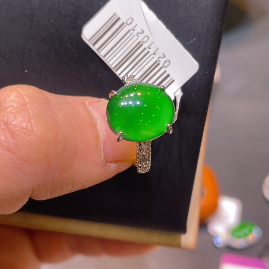 翡翠未镶嵌颈饰戒指