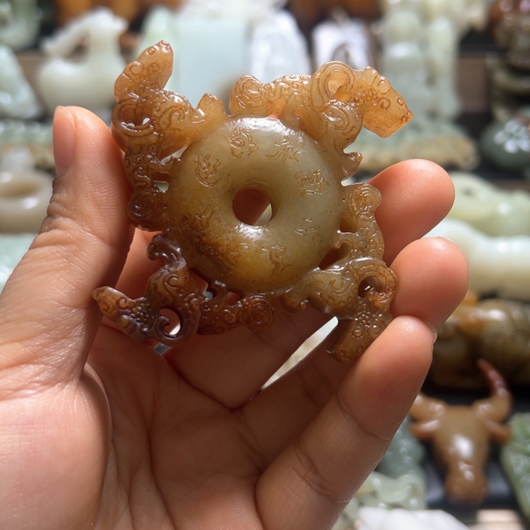 和田玉颈饰未镶嵌冲****?