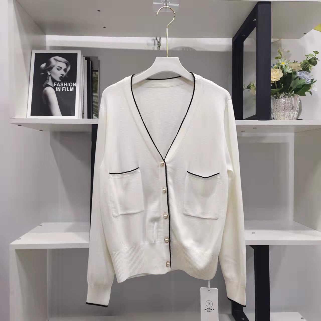 M03712【春季新款】V领白色心形扣双口袋百搭设计感开衫