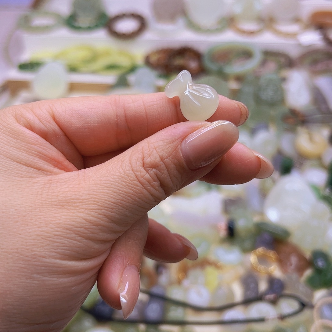 萌***曦和田玉未镶嵌吊坠(赠链)