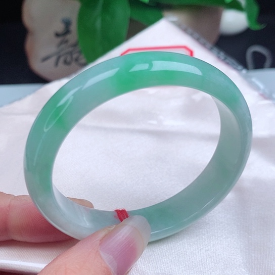 翡翠手镯未镶嵌       贵妃55 冰晴底飘阳绿