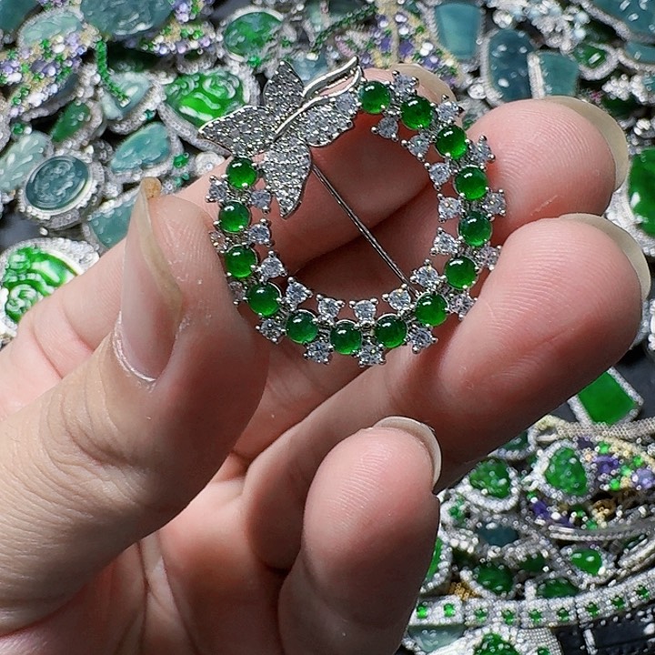 翡翠颈饰未镶嵌天然A货翡翠放漏