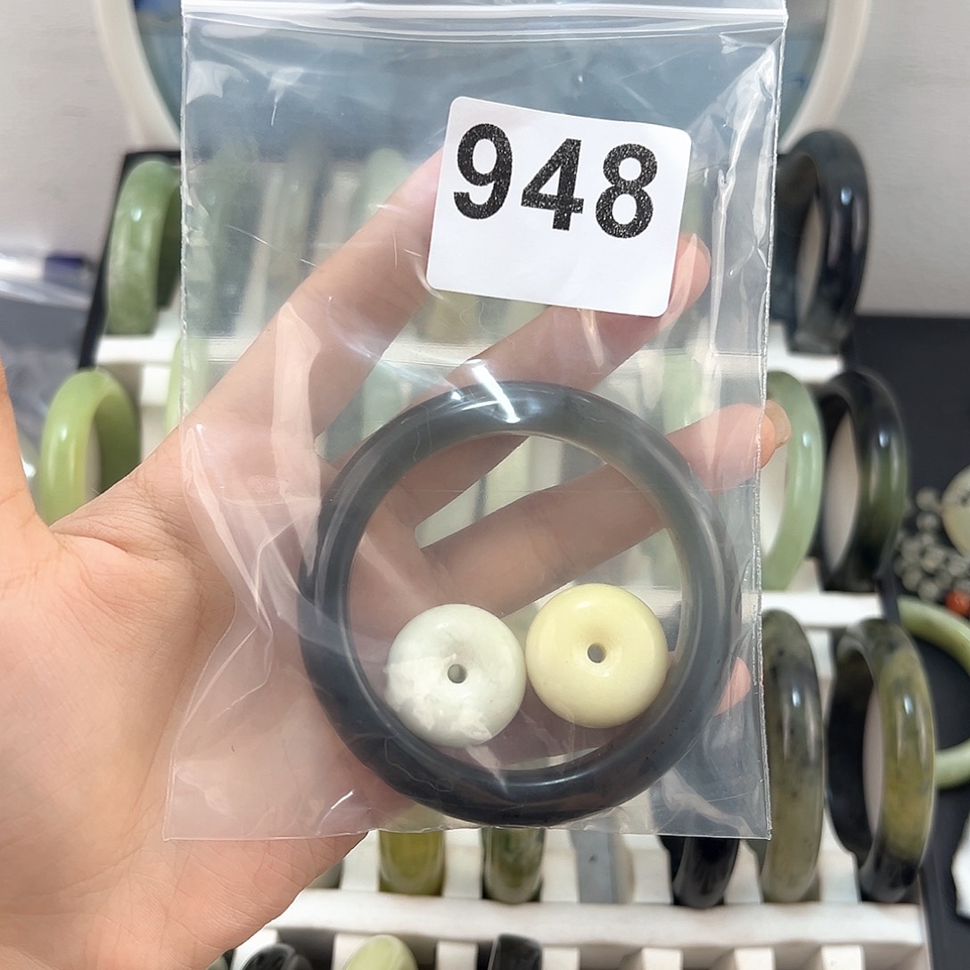 绫***苔未镶嵌蛇纹石玉颈饰