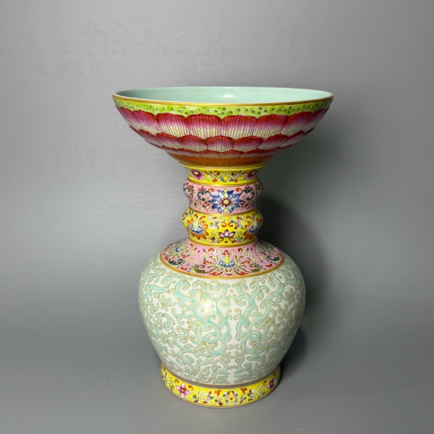 松石绿地缠枝花卉莲花纹烛台