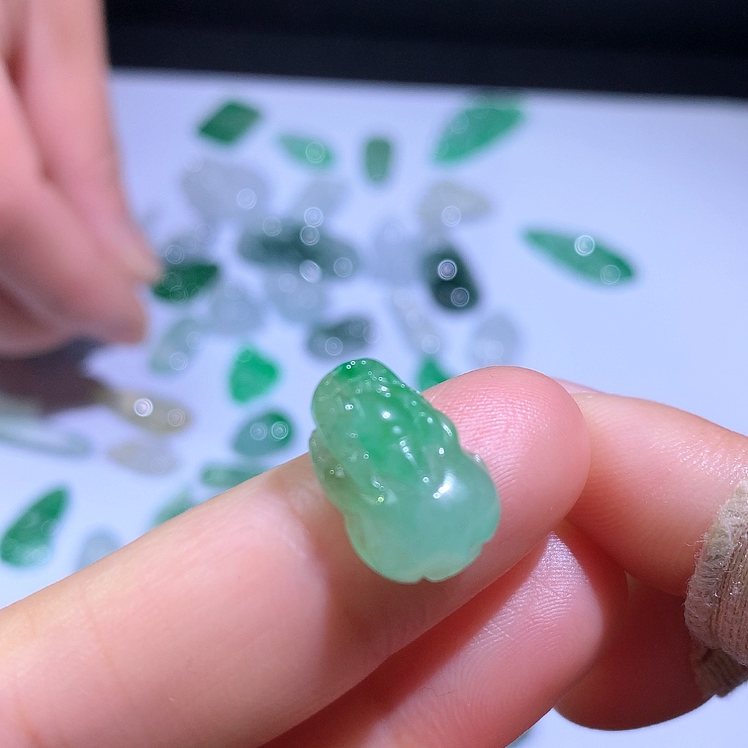 翡翠颈饰未镶嵌皮休