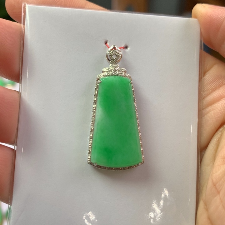 翡翠18K金镶嵌颈饰翡翠吊坠