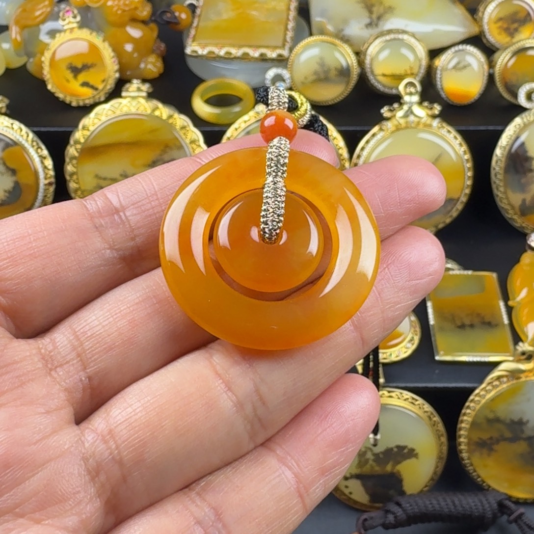 石英质玉（黄龙玉）未镶嵌颈饰