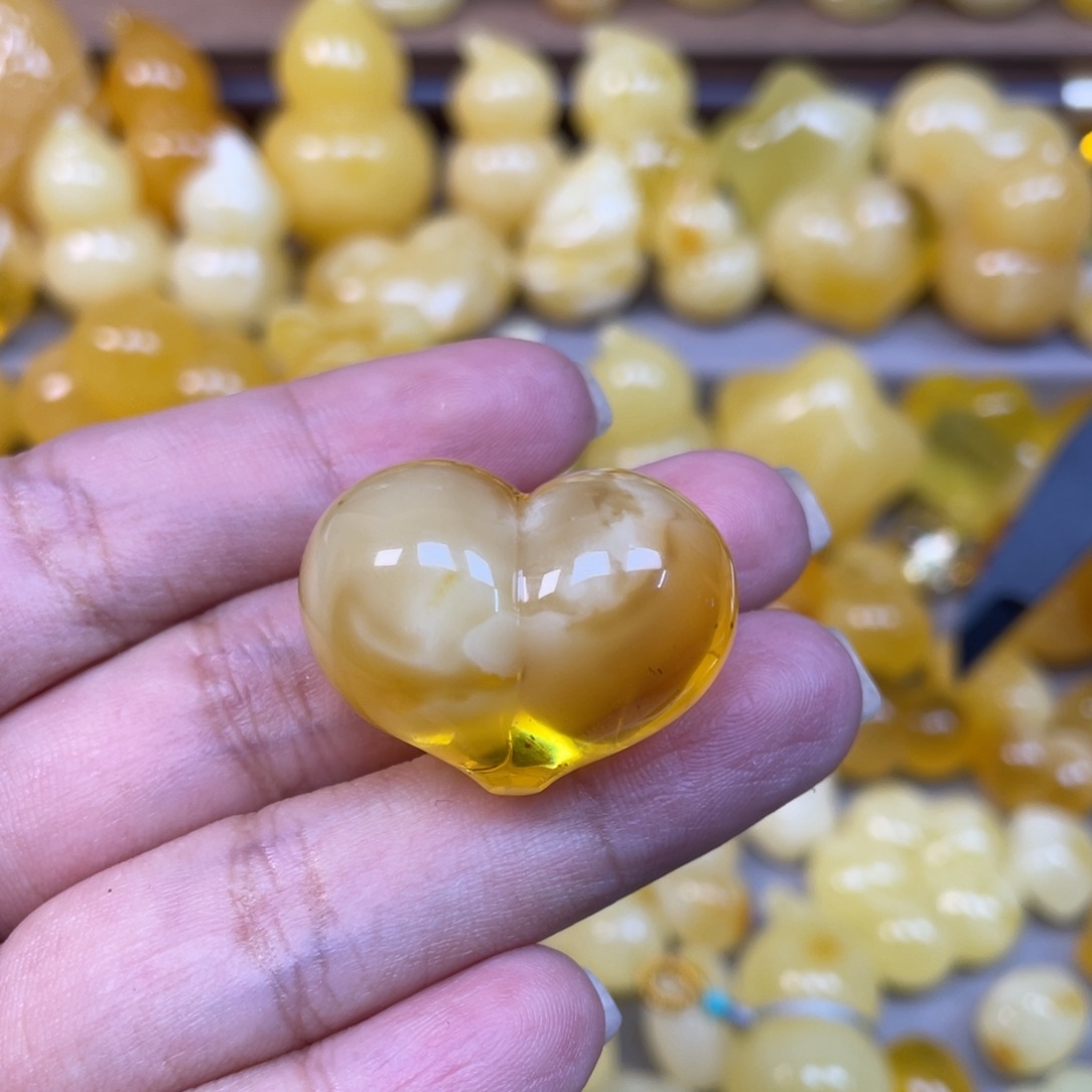 被****琥珀未镶嵌珠宝奇石