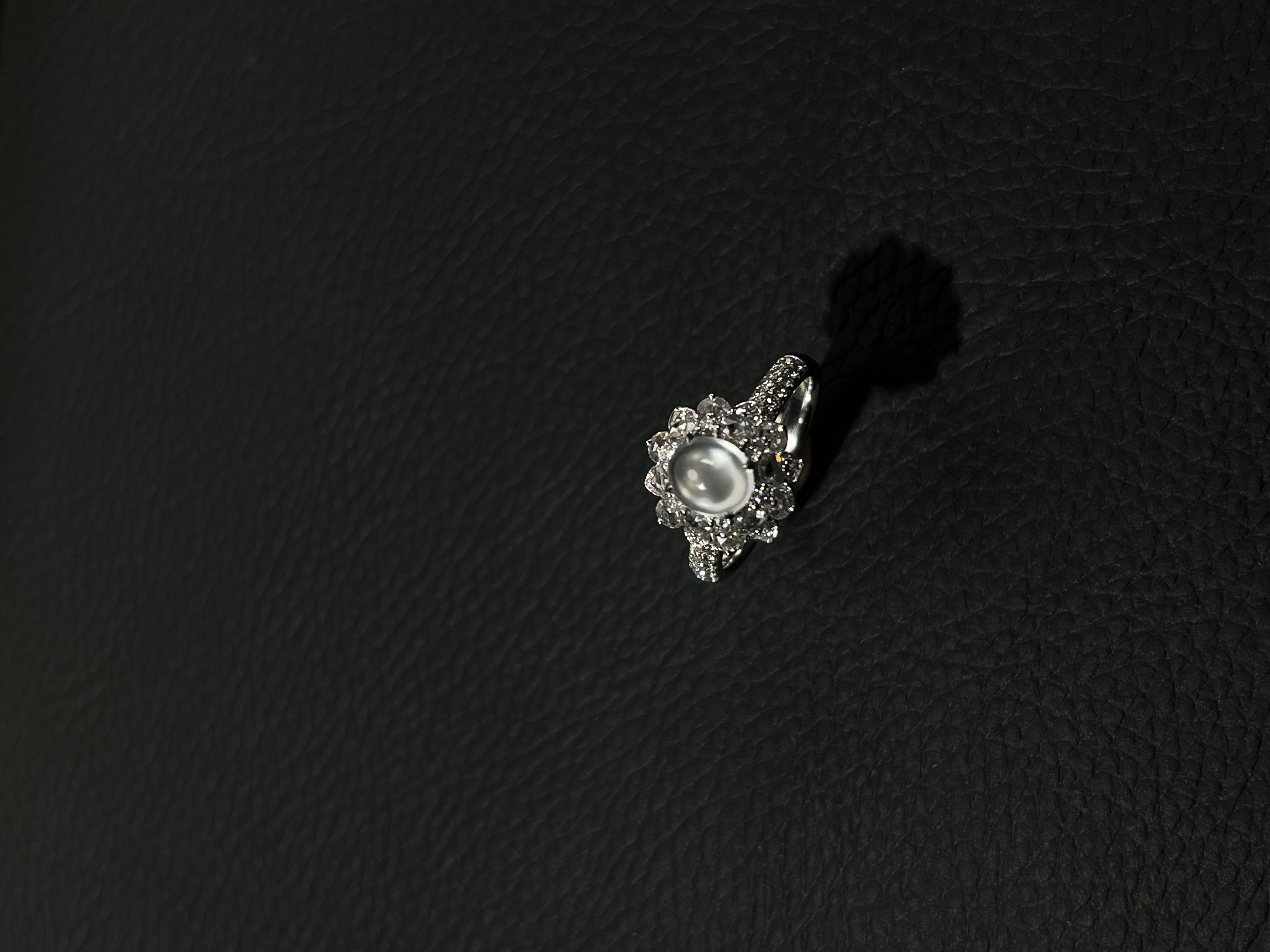 18k金翡翠镶嵌玻璃种蛋面戒指