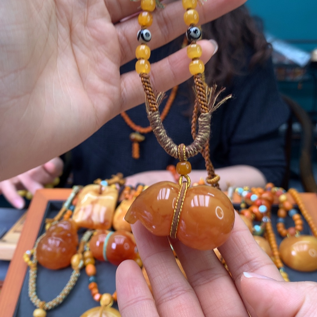 蜜蜡未镶嵌颈饰葫芦