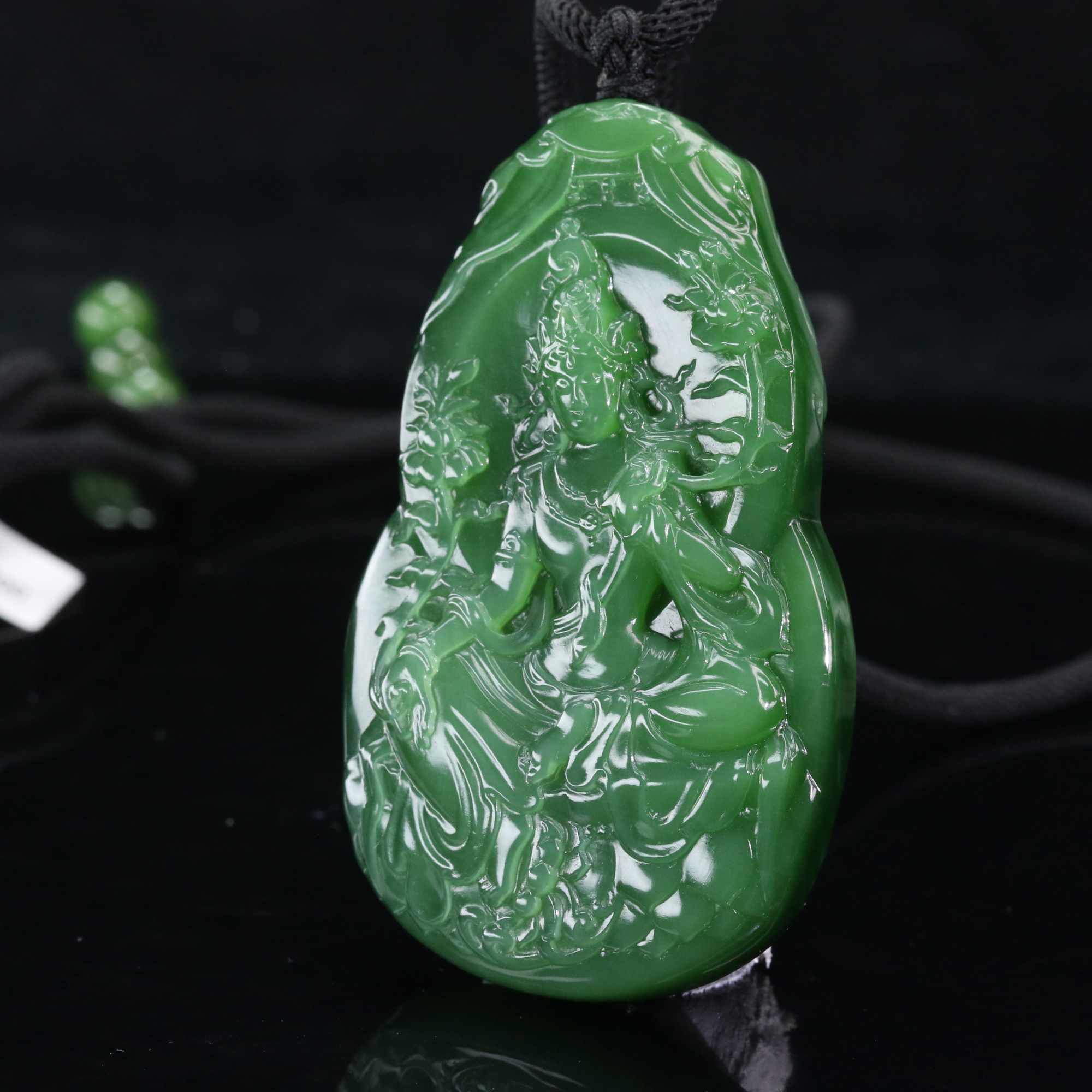 19和田玉俄七碧活猫自在观音（钟文杰）/200308上海嘉禾拍卖