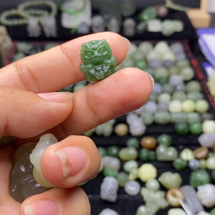 燕***儿和田玉未镶嵌颈饰