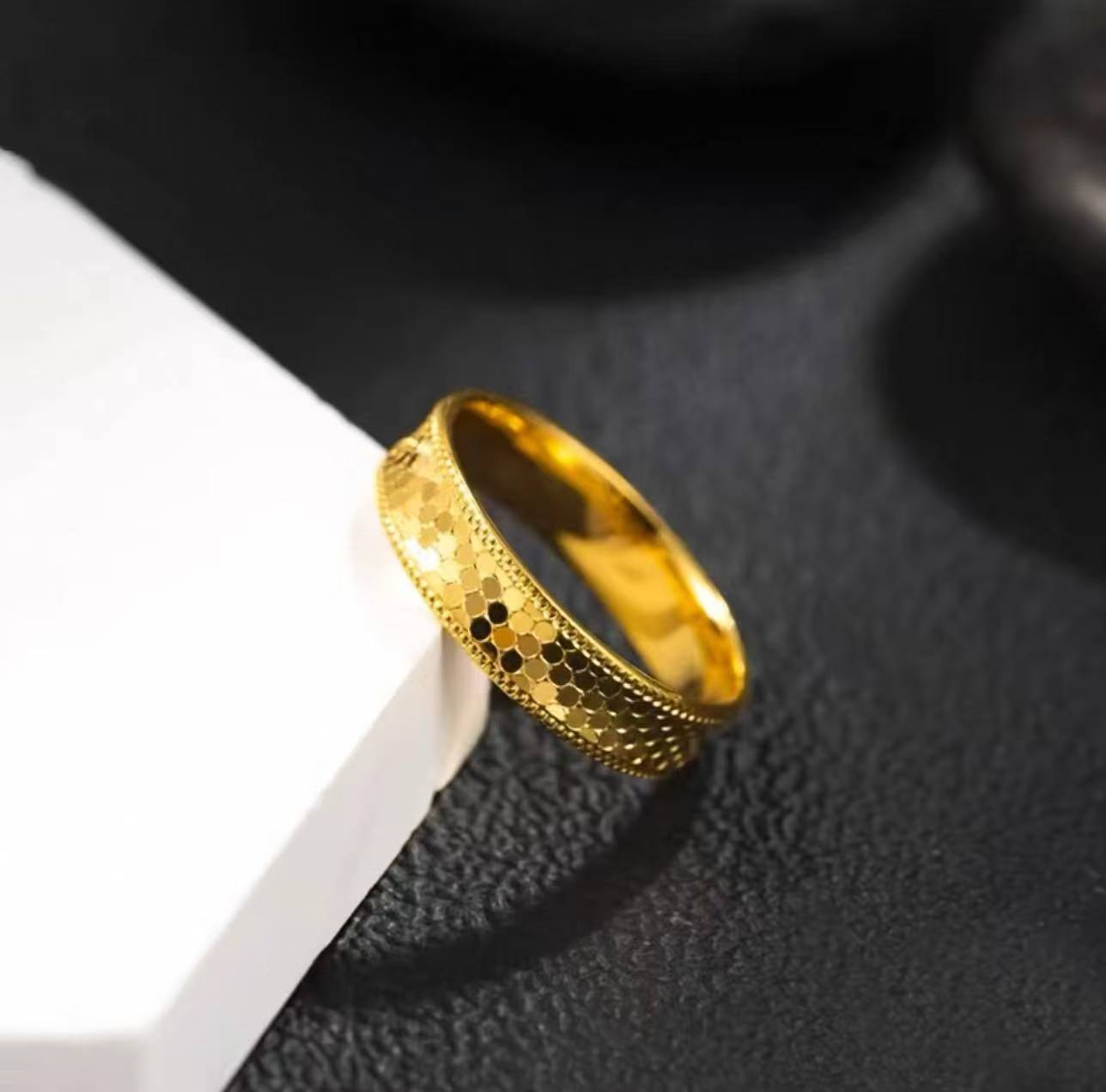 18K金加宽爆闪龙鳞戒指时尚百搭款