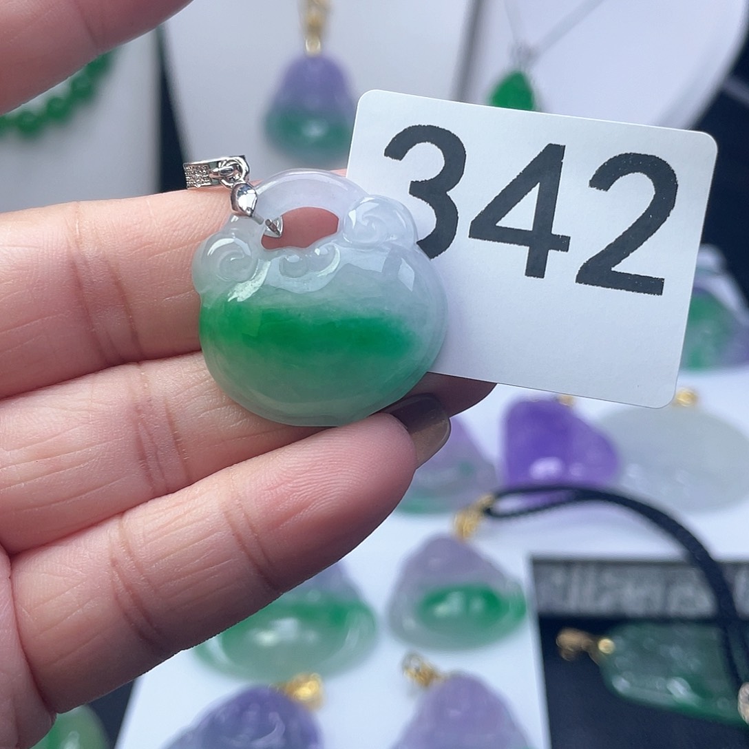 翡翠吊坠(赠链)未镶嵌