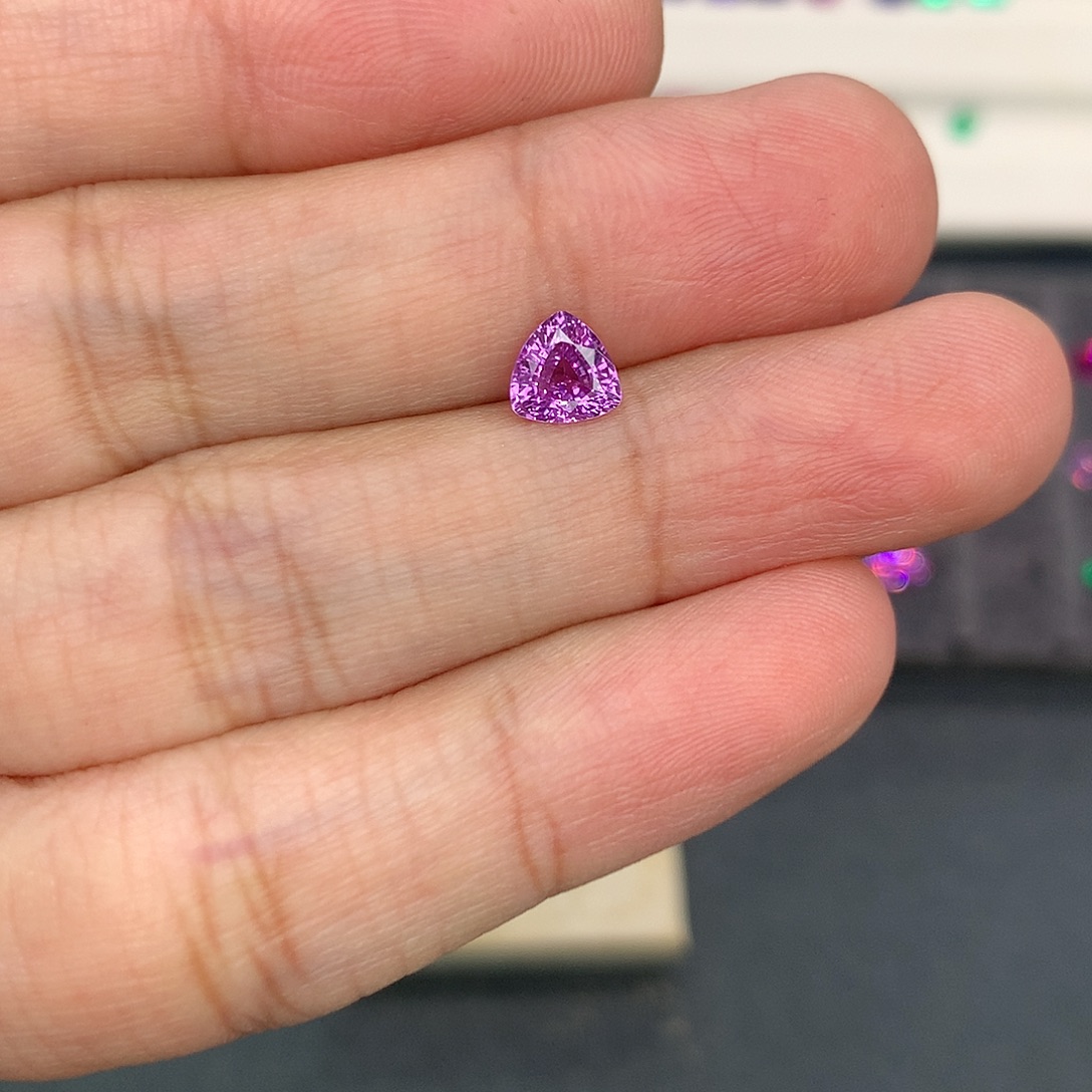 彩色蓝宝石裸石77分三角