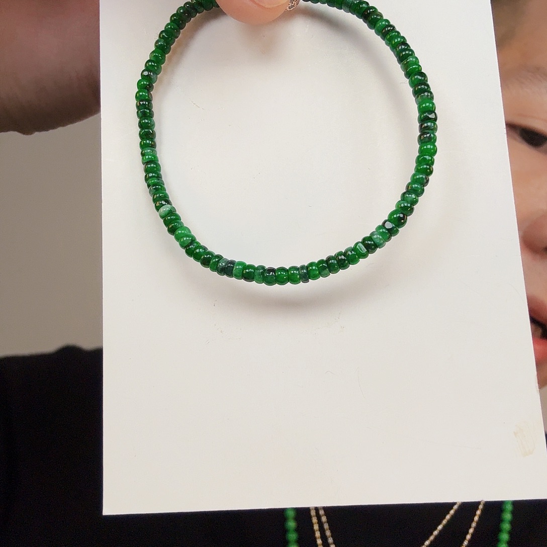 翡翠未镶嵌颈饰一件