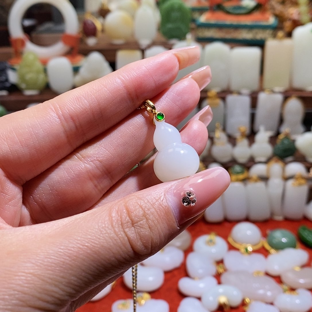 和田玉吊坠(不含链)18K金镶嵌