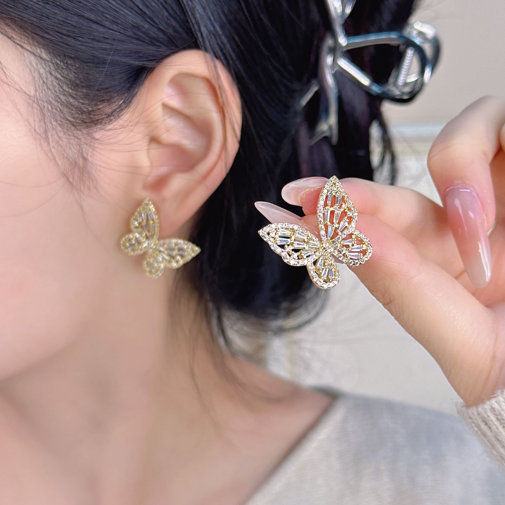 铜合金耳饰 韩式轻奢高级蝴蝶耳钉W124日韩个性ins小巧镶嵌仙气