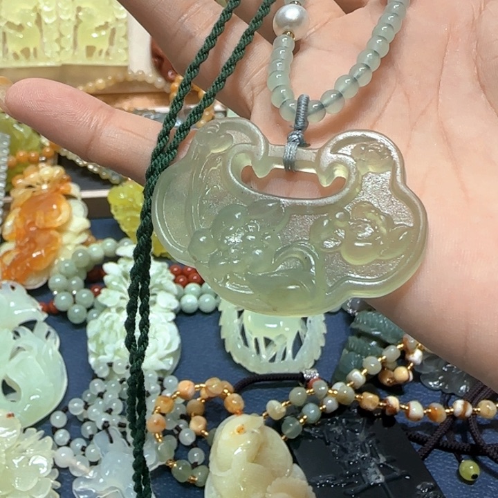 未镶嵌蛇纹石玉吊坠
