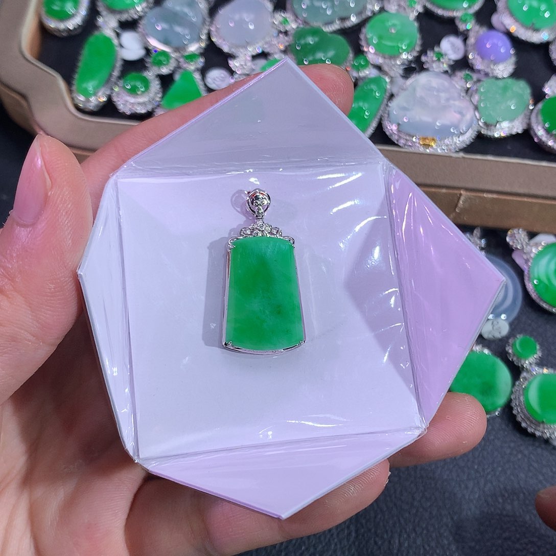 翡翠吊坠(赠链)18K金镶嵌