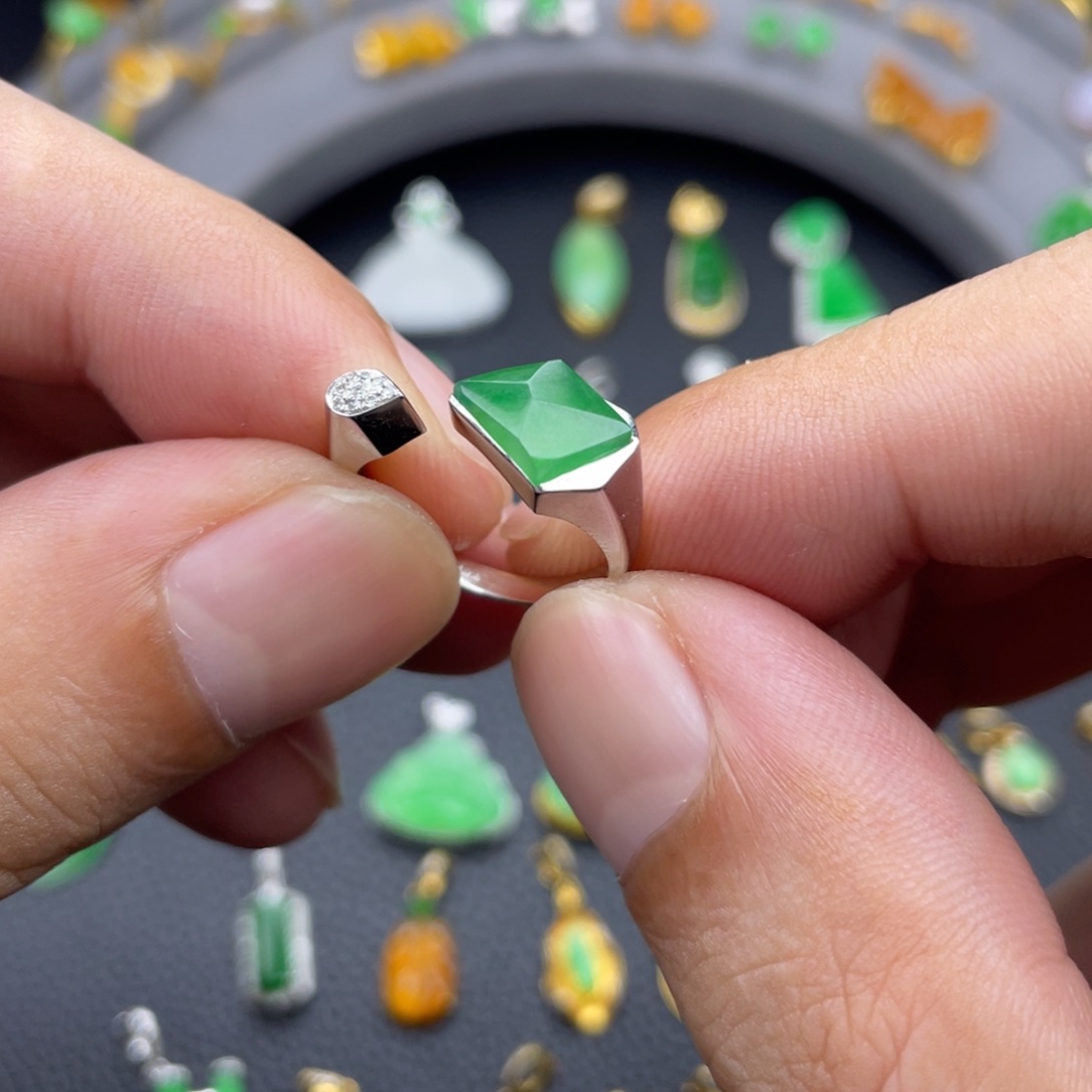 翡翠戒指18K金镶嵌天然缅甸翡翠a货，18k金镶嵌