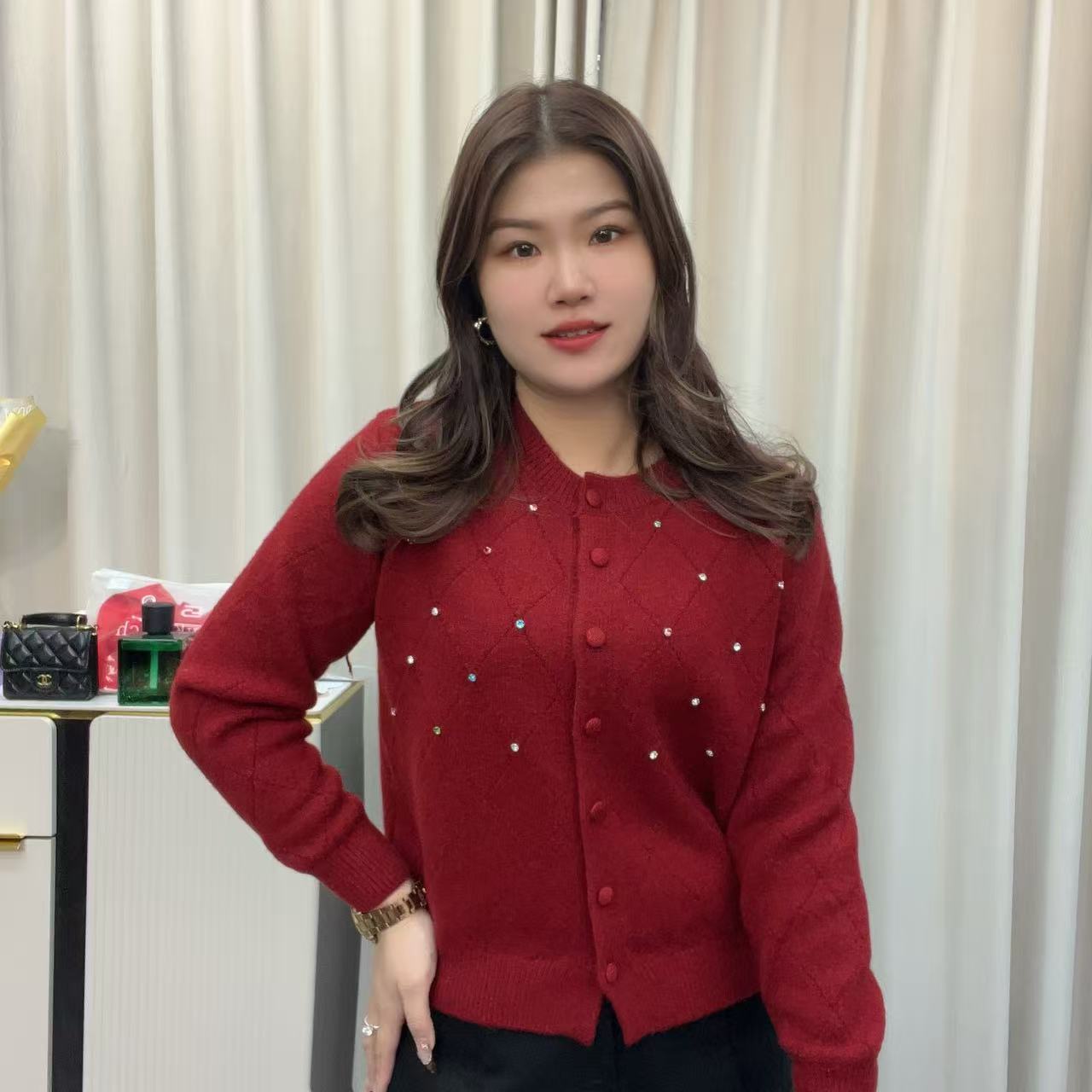 小鑫肝@圆领菱形格钉钻纯色减龄时尚可开衫毛衣 007