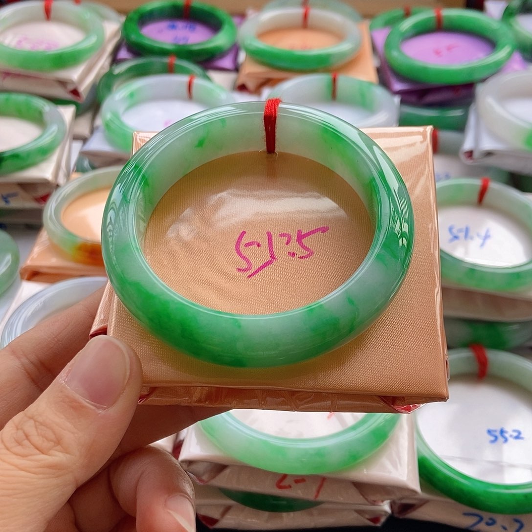 未镶嵌手镯翡翠暖**手镯分