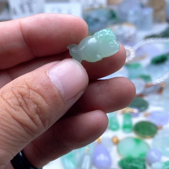 翡翠未镶嵌颈饰翡翠冰绿鱼