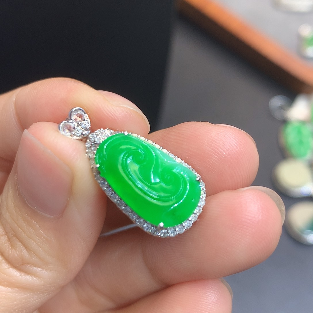 翡翠吊坠(不含链)18K金镶嵌