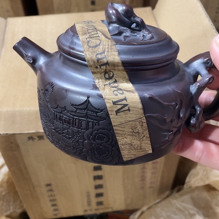 紫砂茶壶矿泥，手工制作的一把紫砂壶。