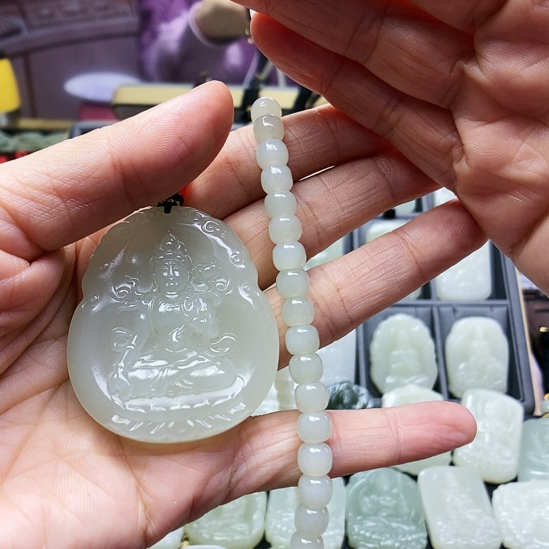 和田玉颈饰未镶嵌我*?