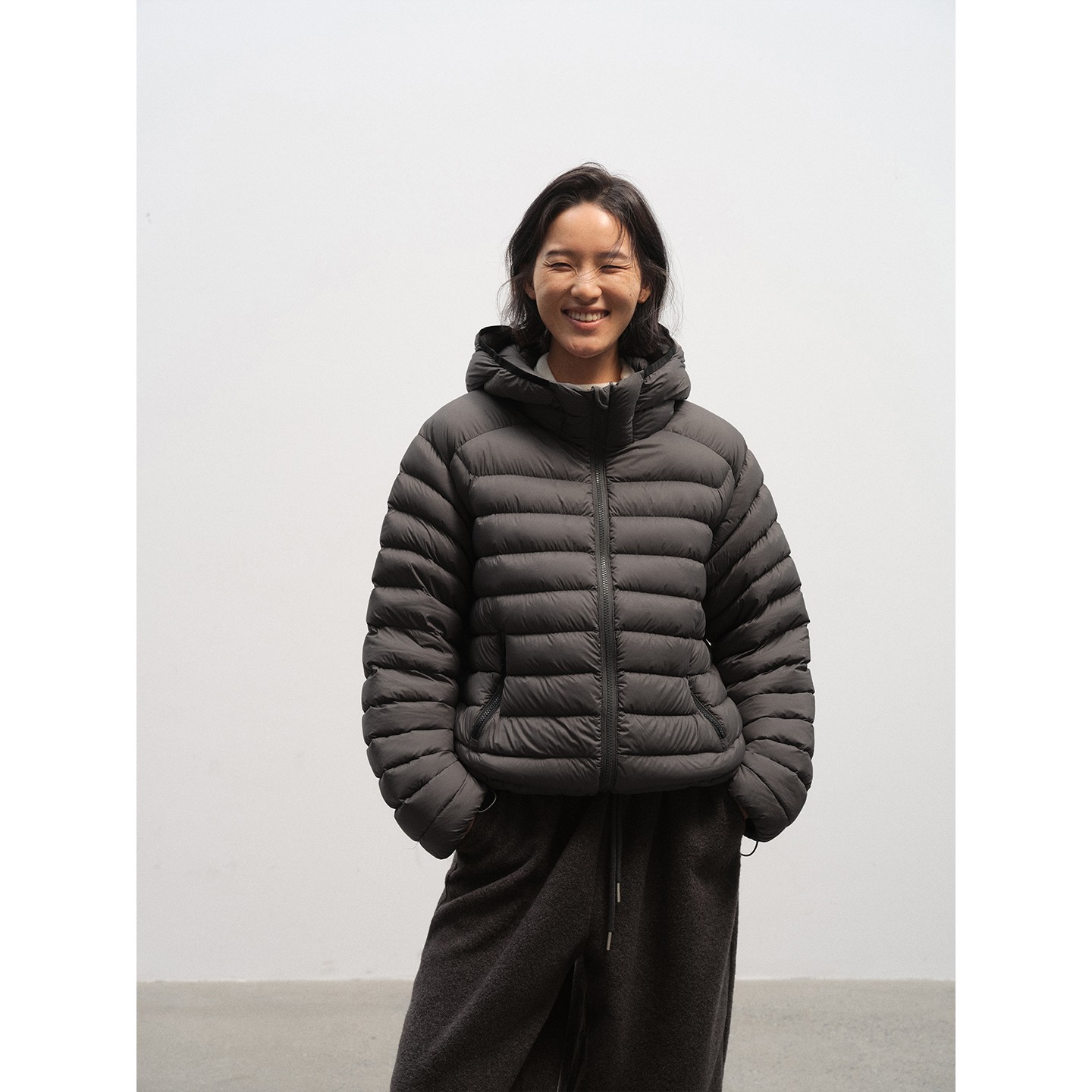 Veega Chic 三星90安心白鸭绒零压感细节撞色轻盈连帽排骨羽绒服