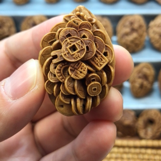 桃核吊坠桃核雕刻材质，
