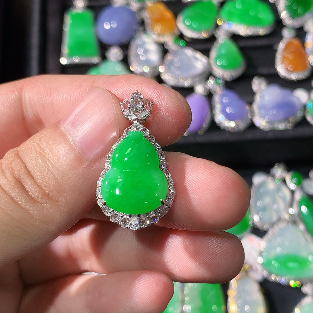 翡翠18K金镶嵌颈饰