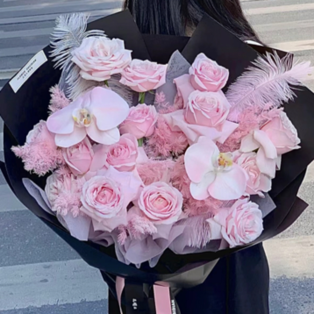 【粉色恋人】16朵粉雪山玫瑰蝴蝶兰郁金香混搭节日生日花束送朋友送爱人送闺蜜