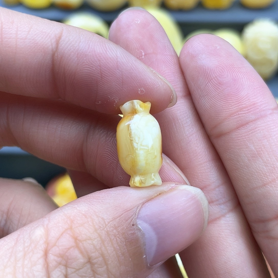 琥珀裸石未镶嵌蜜蜡