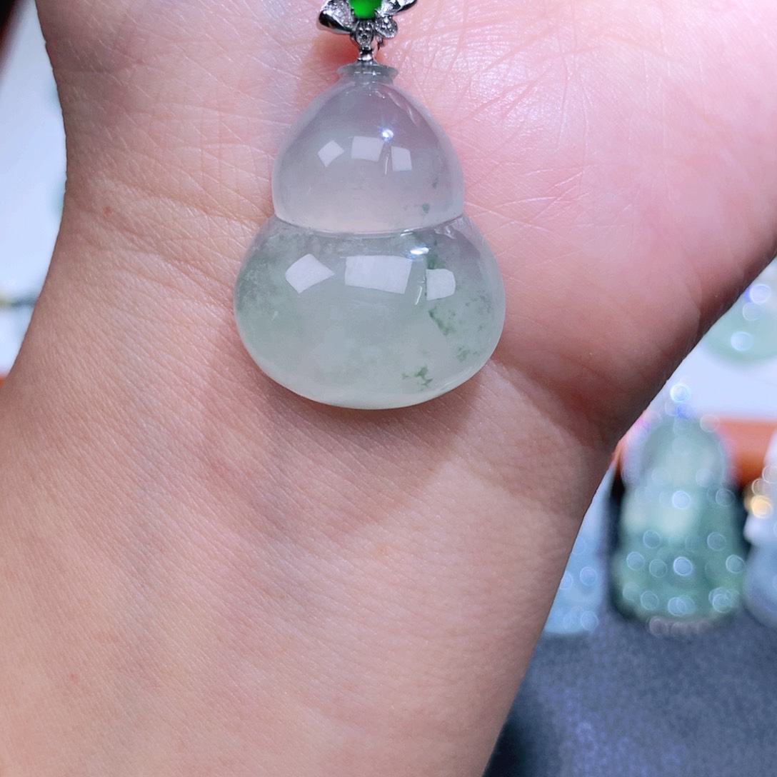 翡翠18K金镶嵌颈饰葫芦
