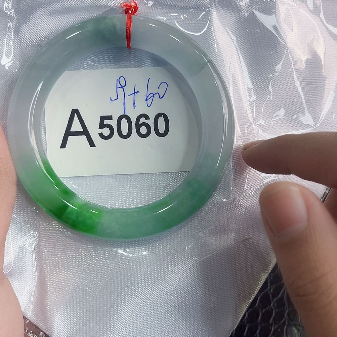 翡翠手镯未镶嵌多样性微瑕